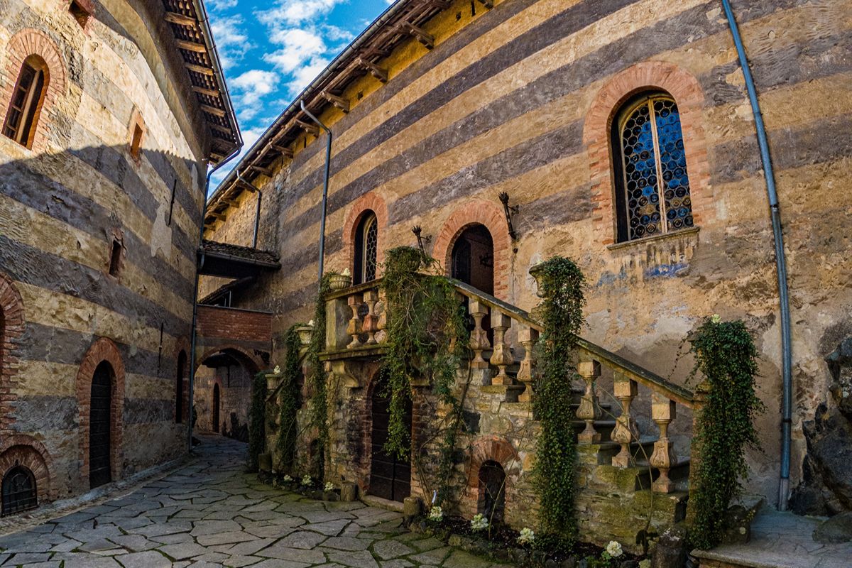 Un castello nel bosco, una scala segreta e una storia che sembra scritta per un romanzo