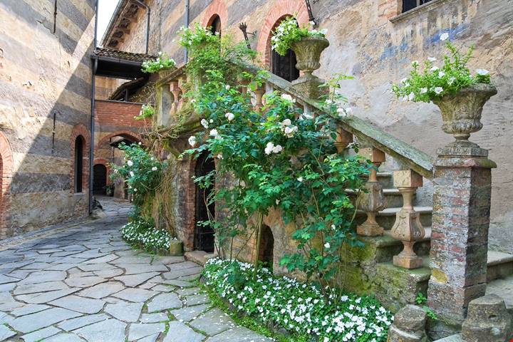 Un castello nel bosco, una scala segreta e una storia che sembra scritta per un romanzo