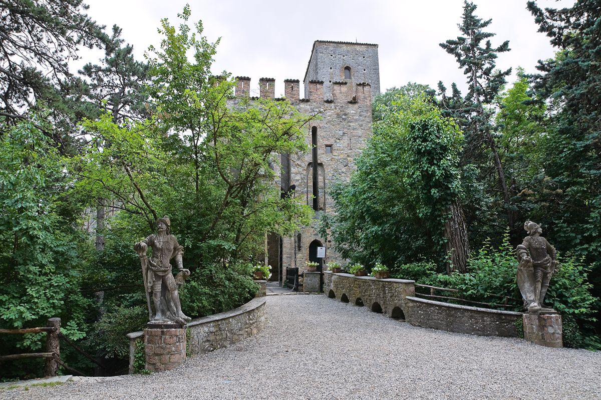 Un castello nel bosco, una scala segreta e una storia che sembra scritta per un romanzo