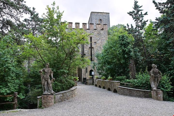 Un castello nel bosco, una scala segreta e una storia che sembra scritta per un romanzo