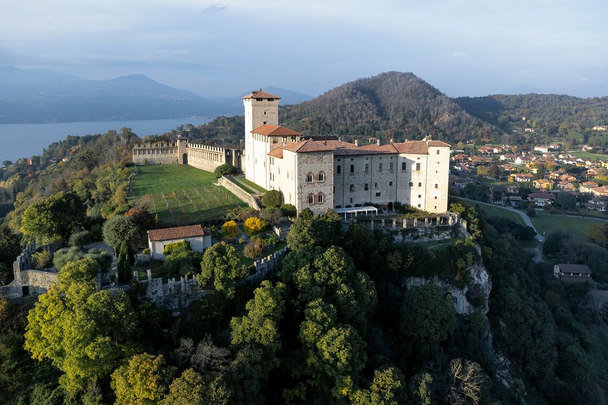 È l'antico castello del '200 affacciato sul Lago Maggiore: qui oggi c'è un museo tutto dedicato ai bambini