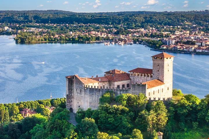 È l'antico castello del '200 affacciato sul Lago Maggiore: qui oggi c'è un museo tutto dedicato ai bambini