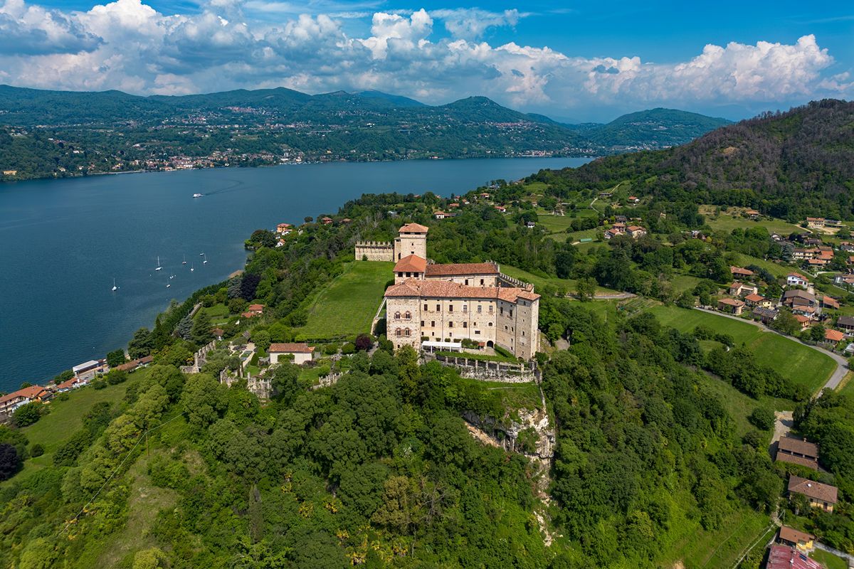 È l'antico castello del '200 affacciato sul Lago Maggiore: qui oggi c'è un museo tutto dedicato ai bambini