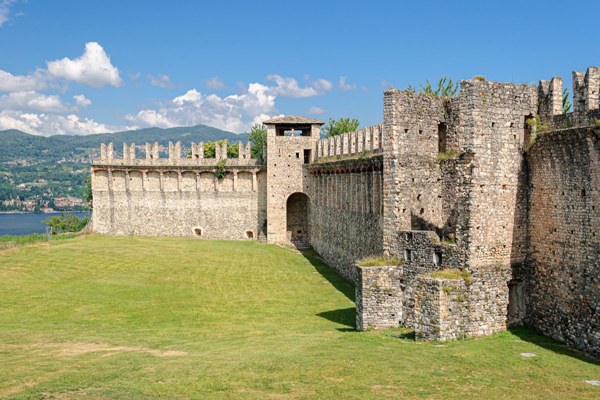 È l'antico castello del '200 affacciato sul Lago Maggiore: qui oggi c'è un museo tutto dedicato ai bambini