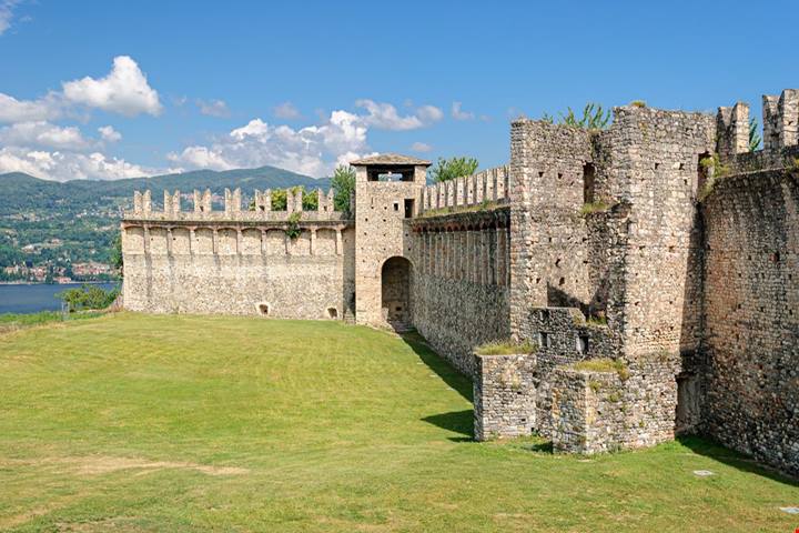 È l'antico castello del '200 affacciato sul Lago Maggiore: qui oggi c'è un museo tutto dedicato ai bambini