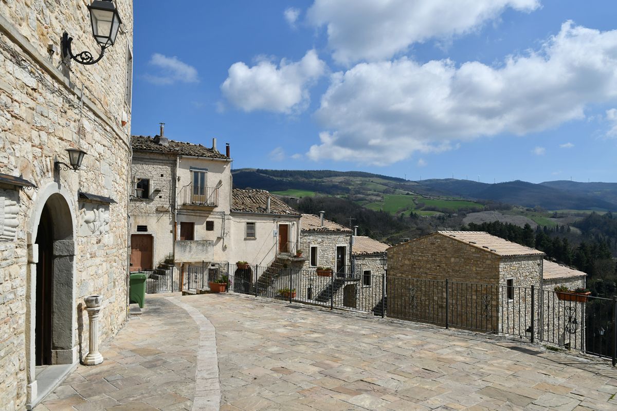 Il borgo dei mulini e degli scalpellini: alla scoperta del piccolo gioiello di collina sui Monti Dauni
