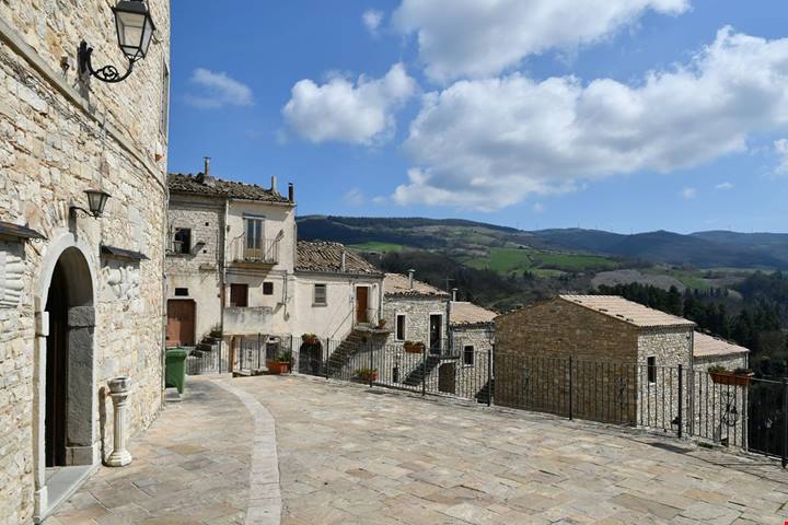Il borgo dei mulini e degli scalpellini: alla scoperta del piccolo gioiello di collina sui Monti Dauni