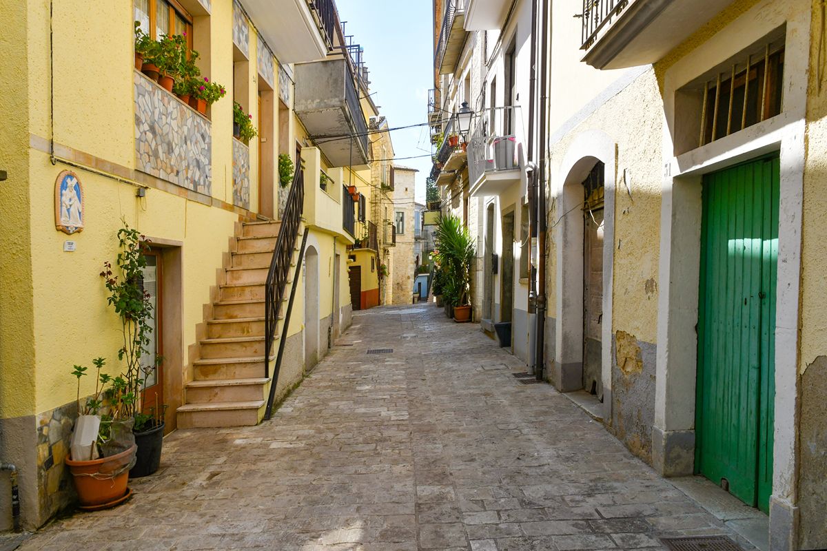 Il borgo dei mulini e degli scalpellini: alla scoperta del piccolo gioiello di collina sui Monti Dauni