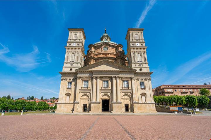 Una cupola dorata spunta tra le montagne: il santuario che illumina la valle dall’alto