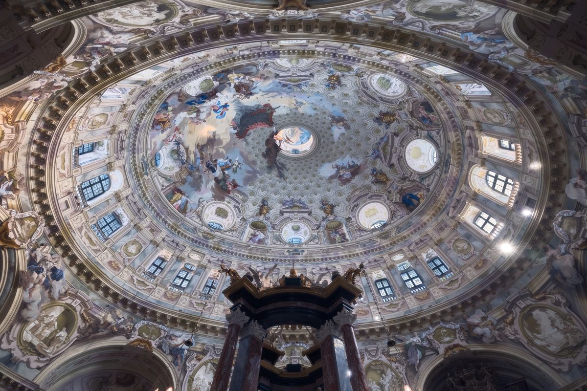 Una cupola dorata spunta tra le montagne: il santuario che illumina la valle dall’alto
