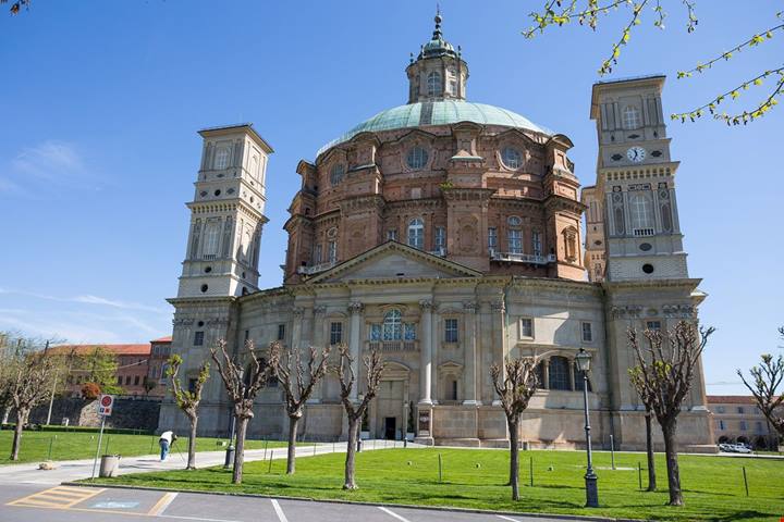 Una cupola dorata spunta tra le montagne: il santuario che illumina la valle dall’alto