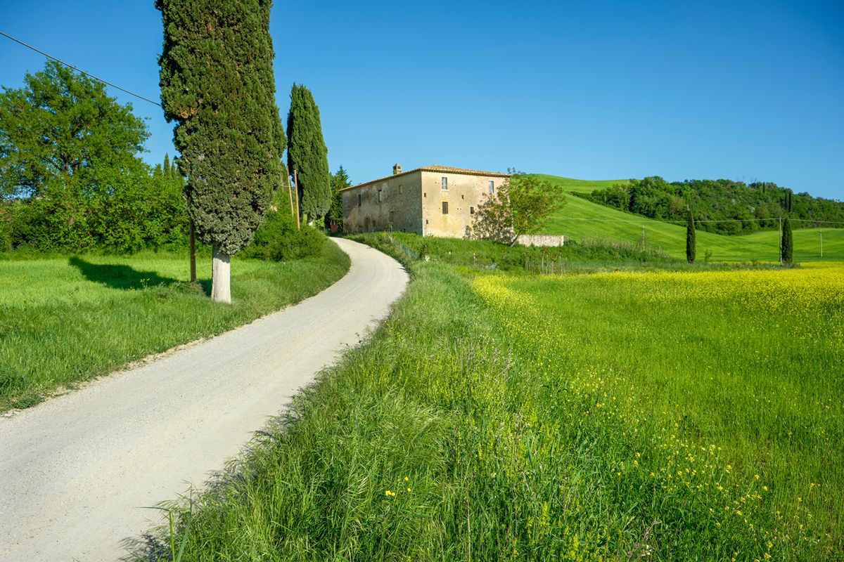 Nel cuore della Valdichiana c'è un caratteristico borgo toscano diviso in 2 che domina tutta la valle