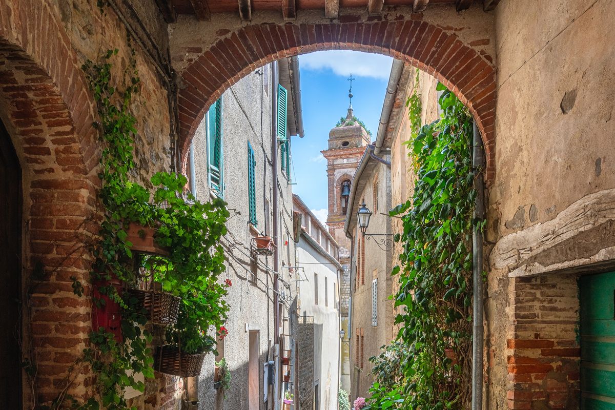 Nel cuore della Valdichiana c'è un caratteristico borgo toscano diviso in 2 che domina tutta la valle