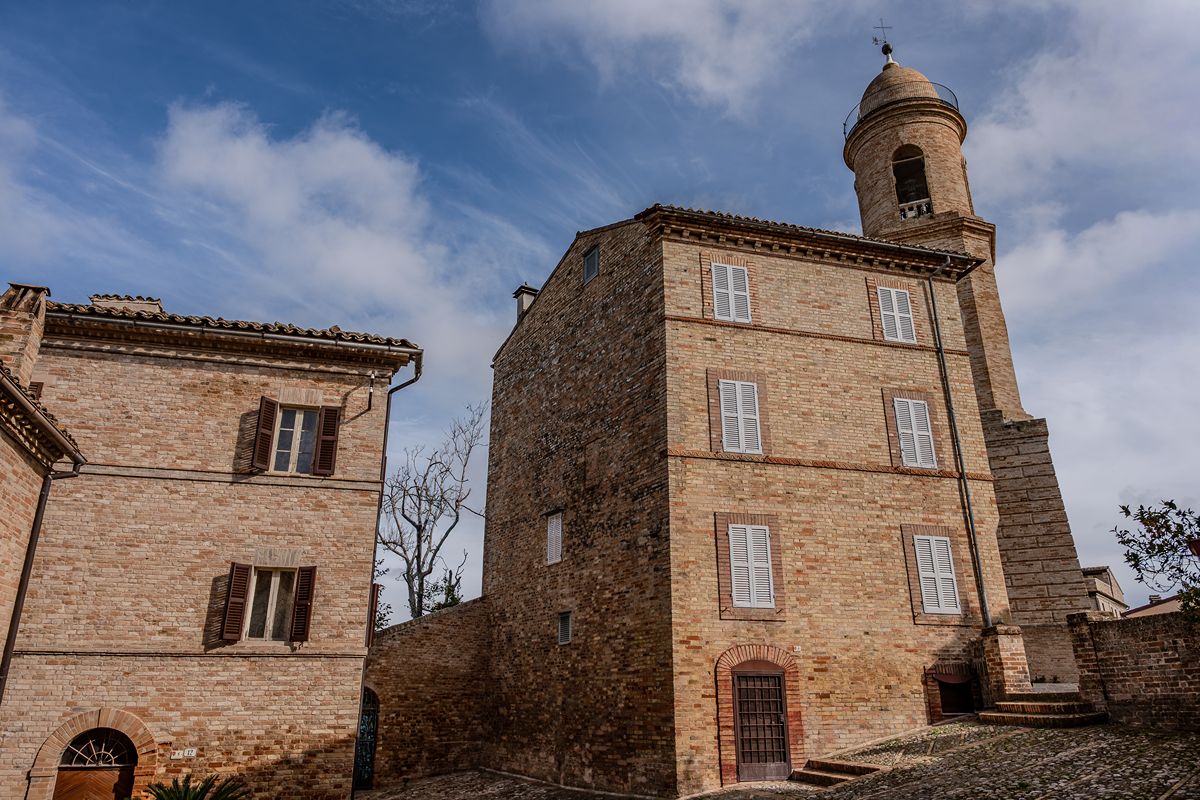 Dalla sua collina si toccano tutte le Marche con un dito: pochissimi borghi hanno un panorama così bello