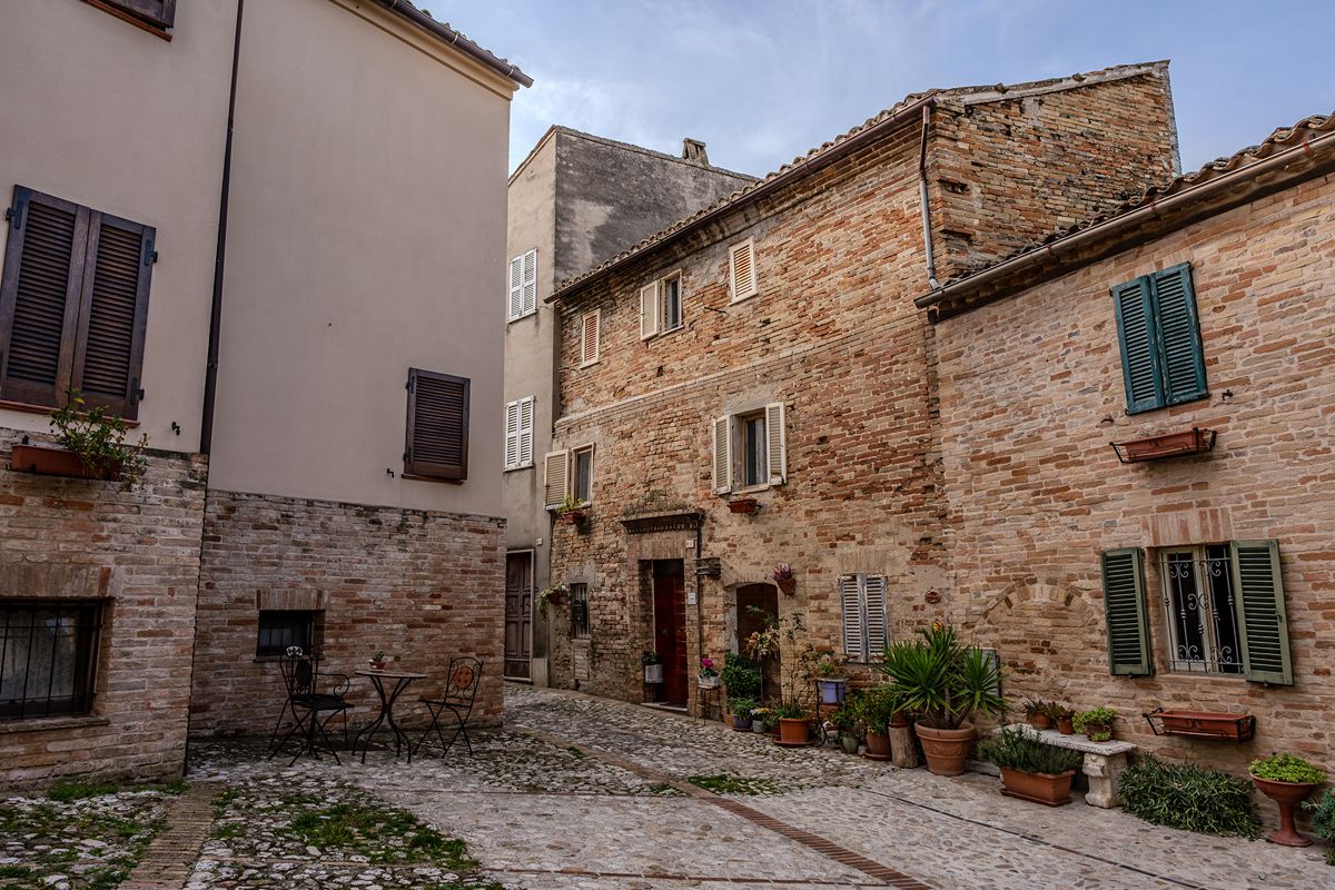 Dalla sua collina si toccano tutte le Marche con un dito: pochissimi borghi hanno un panorama così bello