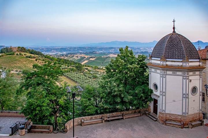 Dalla sua collina si toccano tutte le Marche con un dito: pochissimi borghi hanno un panorama così bello
