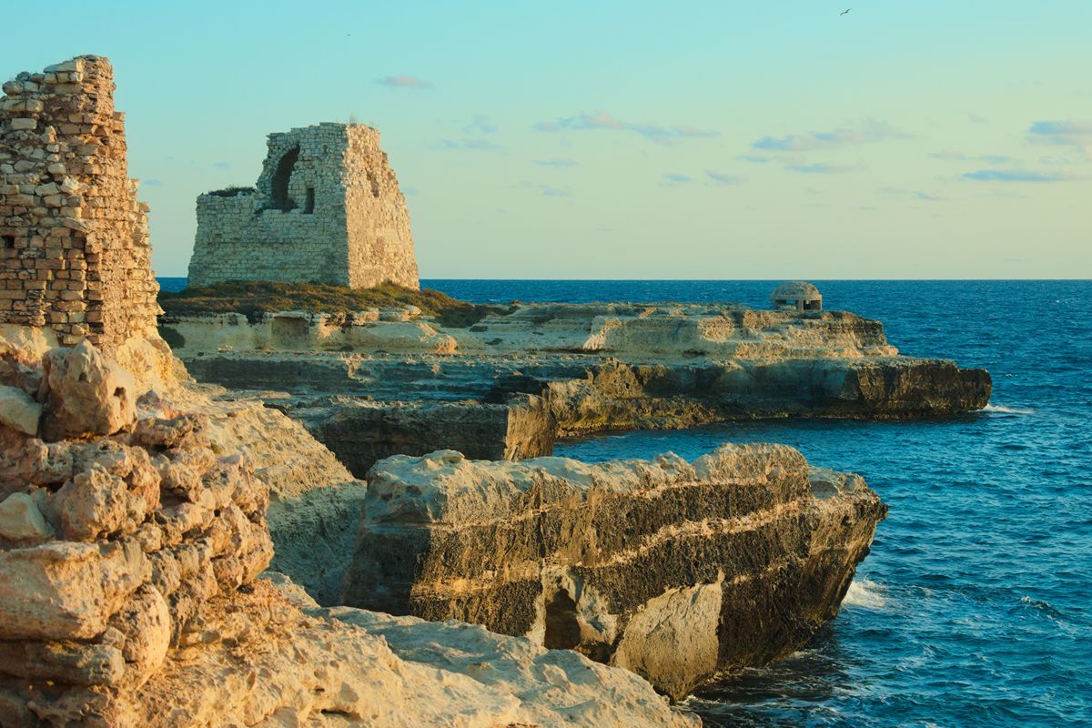 Ci sono colonne romane in mezzo al mare: l’angolo pugliese dove la storia finisce sull’acqua