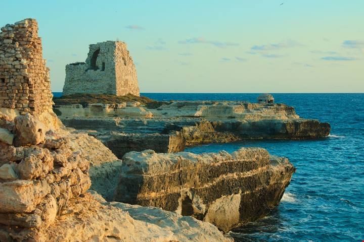 Ci sono colonne romane in mezzo al mare: l’angolo pugliese dove la storia finisce sull’acqua