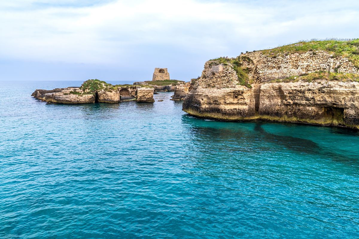 Ci sono colonne romane in mezzo al mare: l’angolo pugliese dove la storia finisce sull’acqua