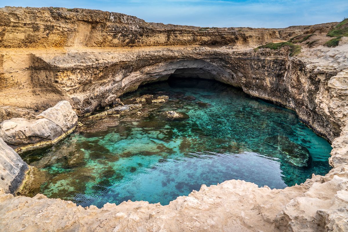 Ci sono colonne romane in mezzo al mare: l’angolo pugliese dove la storia finisce sull’acqua
