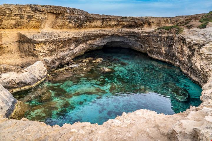 Ci sono colonne romane in mezzo al mare: l’angolo pugliese dove la storia finisce sull’acqua