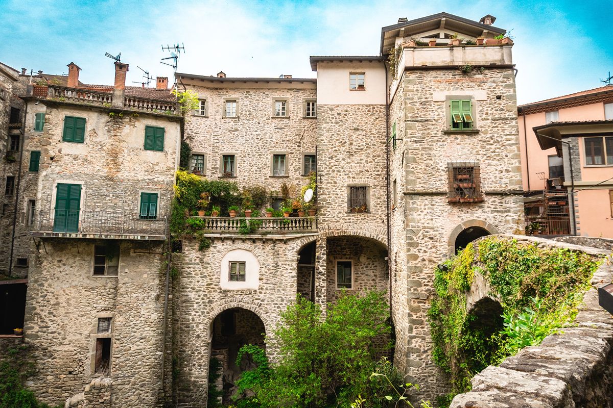 Il fiume che lo attraversa e la rocca che lo domina: in Toscana c'è un borgo che è un vero spettacolo