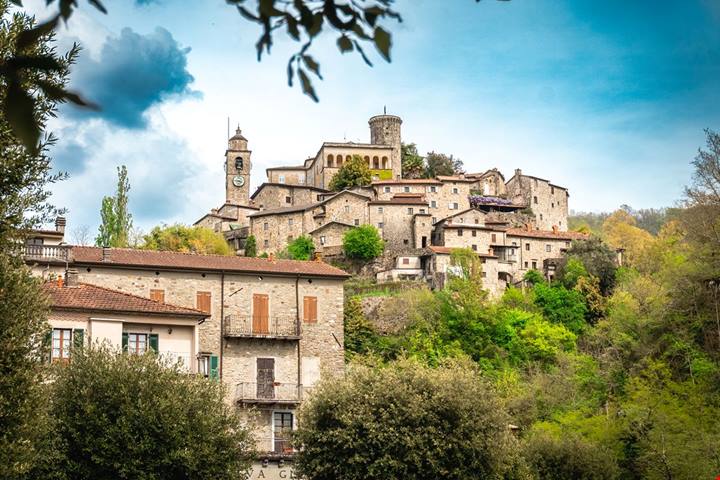 Il fiume che lo attraversa e la rocca che lo domina: in Toscana c'è un borgo che è un vero spettacolo