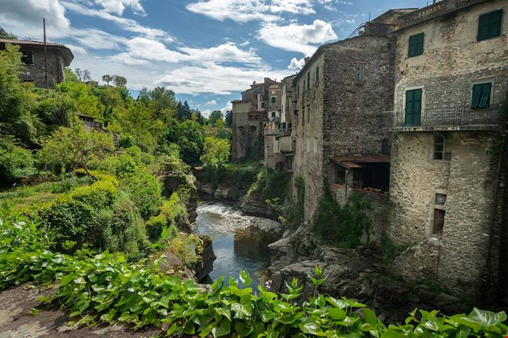 Il fiume che lo attraversa e la rocca che lo domina: in Toscana c'è un borgo che è un vero spettacolo