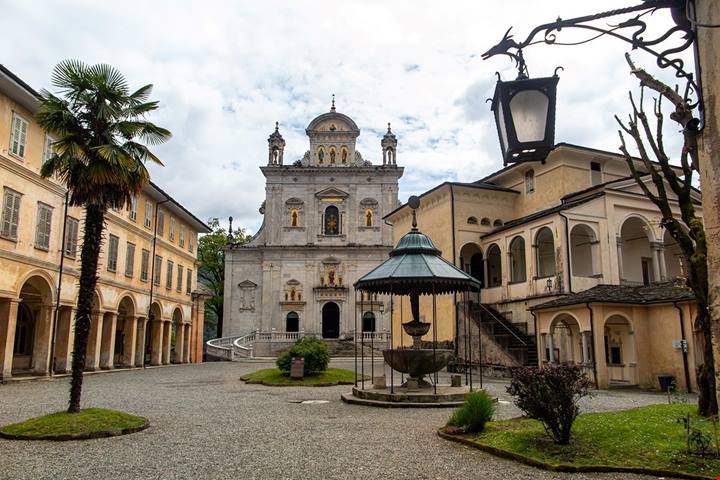Considerato la capitale della Valsesia, questo affascinante borgo ospita il Sacro Monte più antico d'Italia