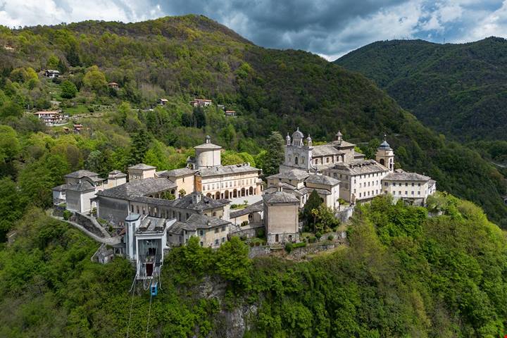 Considerato la capitale della Valsesia, questo affascinante borgo ospita il Sacro Monte più antico d'Italia