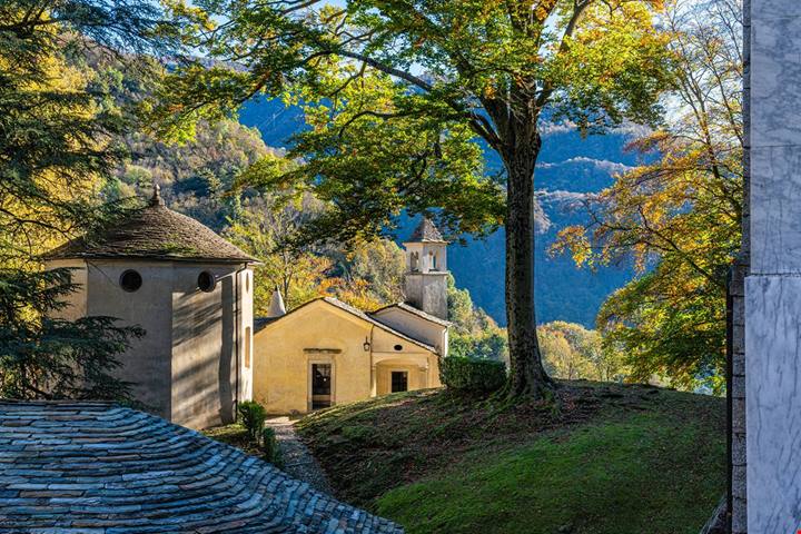 Considerato la capitale della Valsesia, questo affascinante borgo ospita il Sacro Monte più antico d'Italia