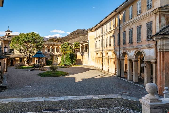 Considerato la capitale della Valsesia, questo affascinante borgo ospita il Sacro Monte più antico d'Italia
