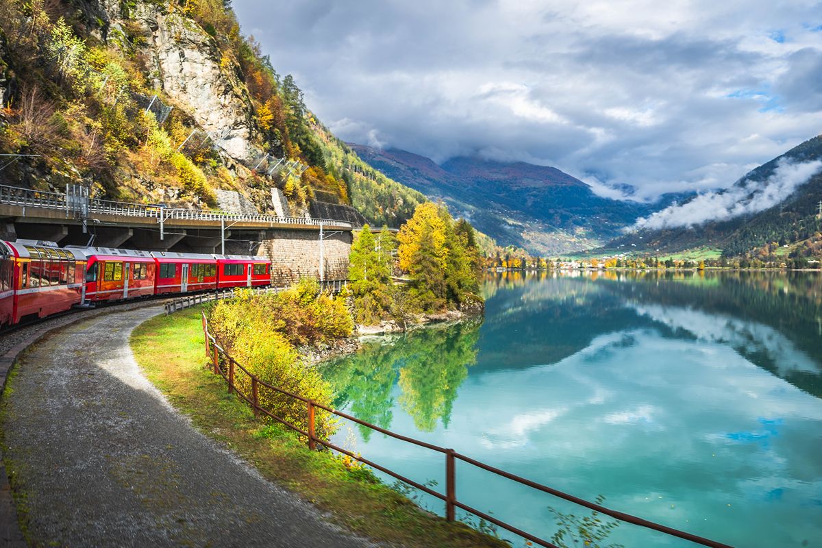 Un treno rosso attraversa ghiacciai e viadotti: il viaggio alpino che sembra irreale