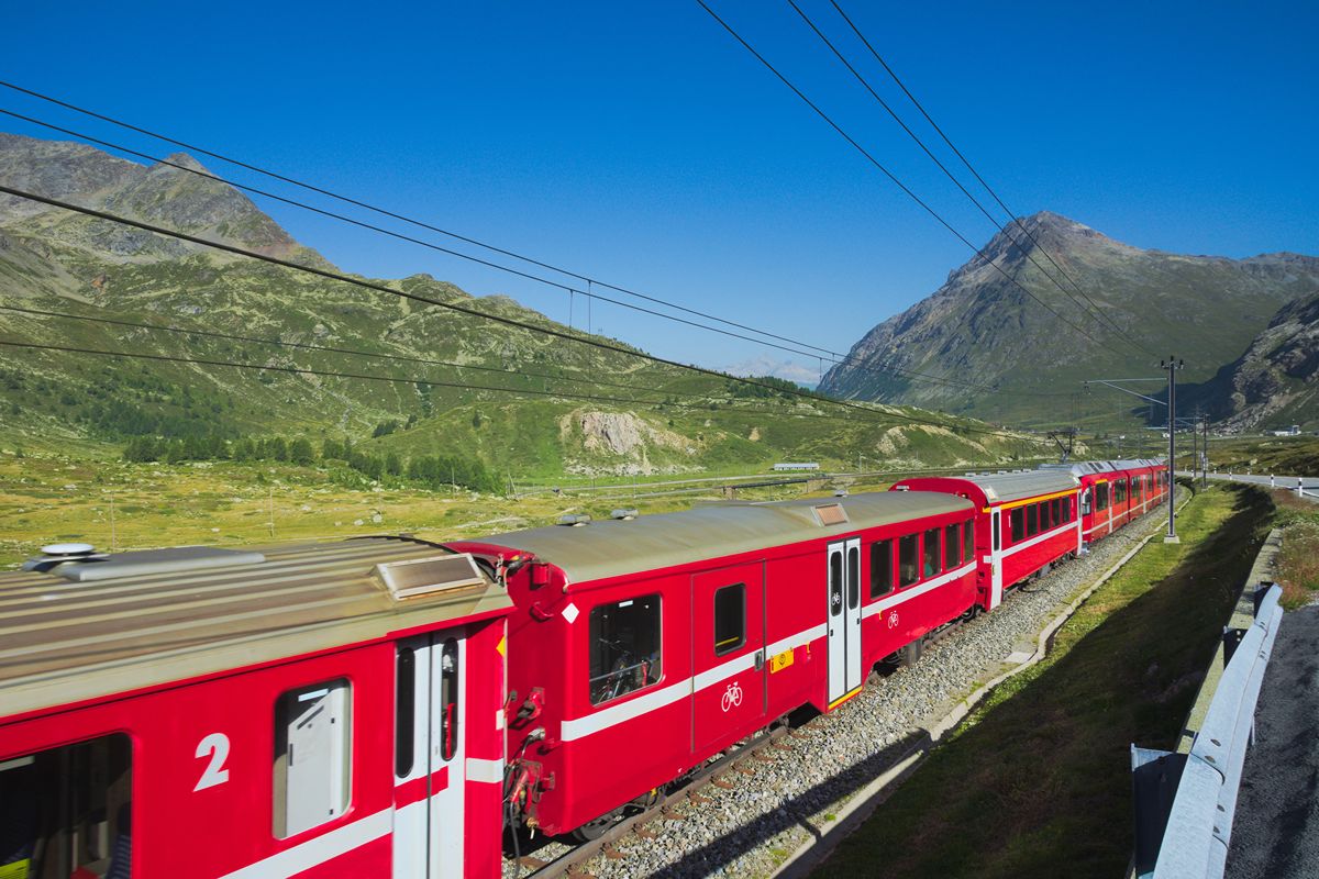 Un treno rosso attraversa ghiacciai e viadotti: il viaggio alpino che sembra irreale