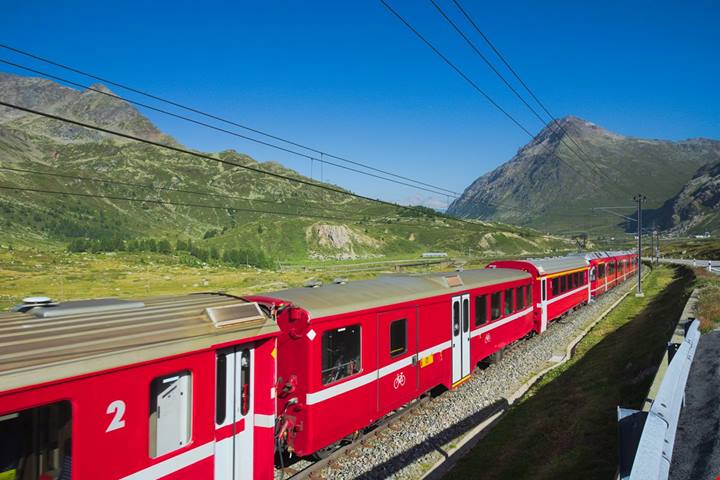 Un treno rosso attraversa ghiacciai e viadotti: il viaggio alpino che sembra irreale