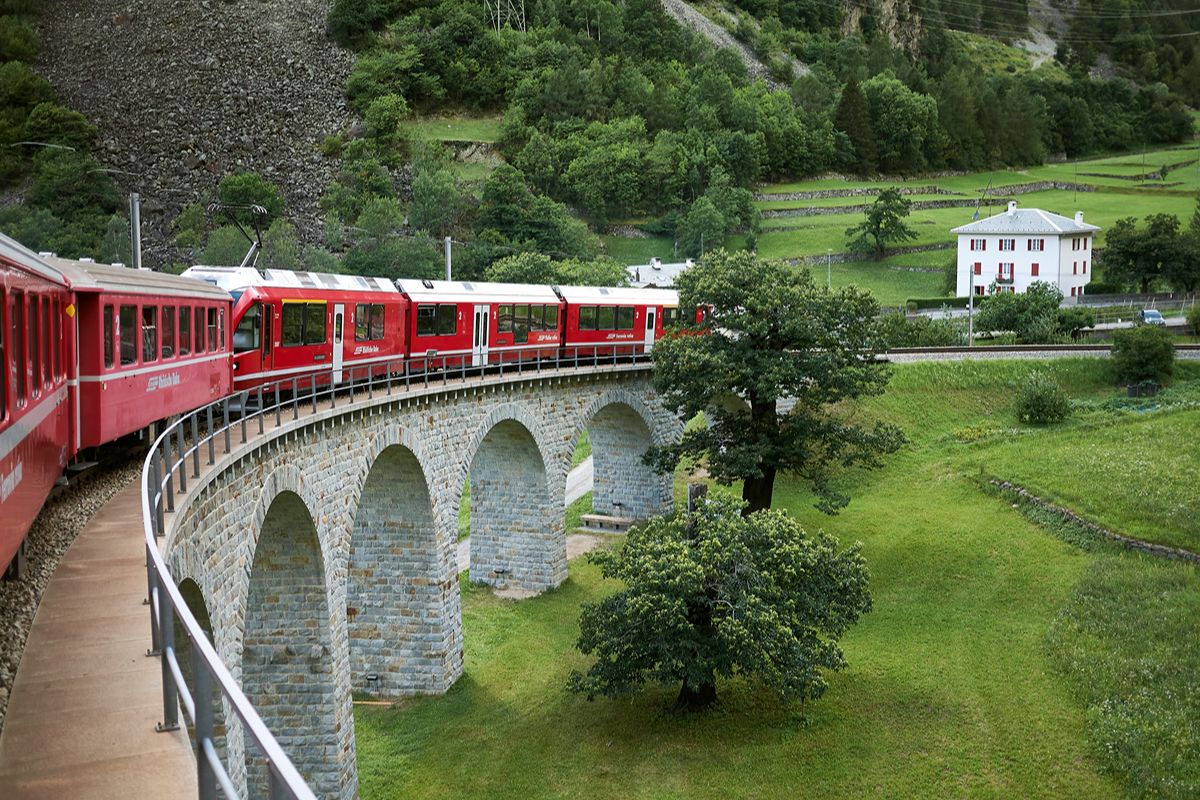 Un treno rosso attraversa ghiacciai e viadotti: il viaggio alpino che sembra irreale