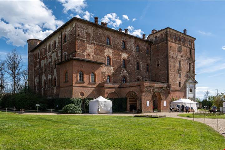 Messer Tulipano e un magnifico giardino all'inglese: in Piemonte c'è un castello che è uno spettacolo