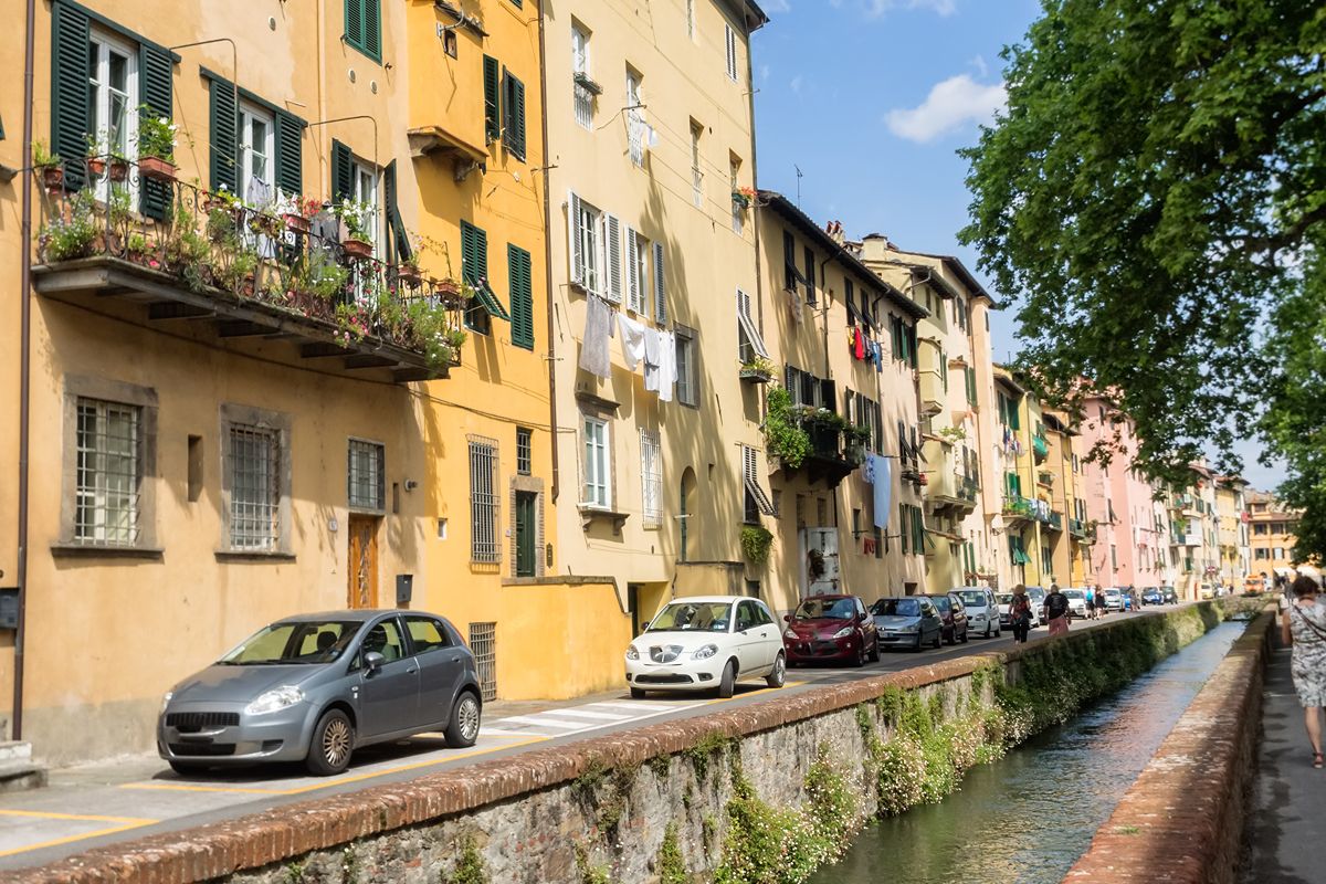 Il fossato medioevale che scorre lungo la via: questa strada nel cuore di Lucca è unica nel suo genere