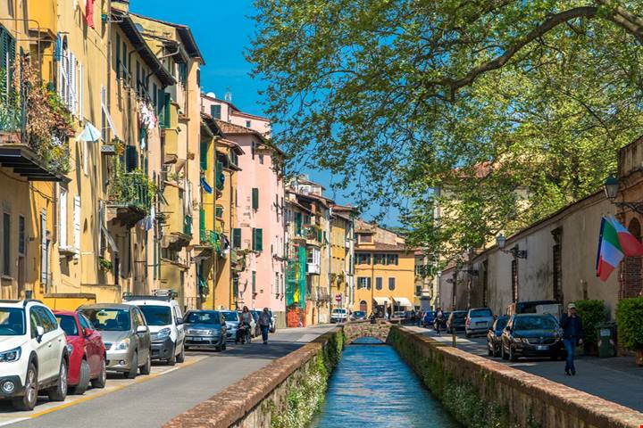 Il fossato medioevale che scorre lungo la via: questa strada nel cuore di Lucca è unica nel suo genere