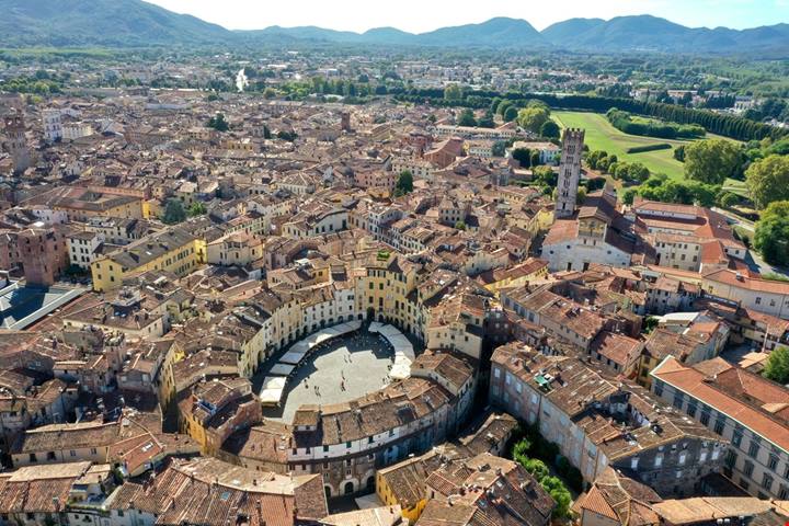 Il fossato medioevale che scorre lungo la via: questa strada nel cuore di Lucca è unica nel suo genere