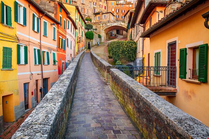 Perugia sotto terra e sopra i tetti: la città umbra da vedere tra Rocca Paolina e vicoli medievali