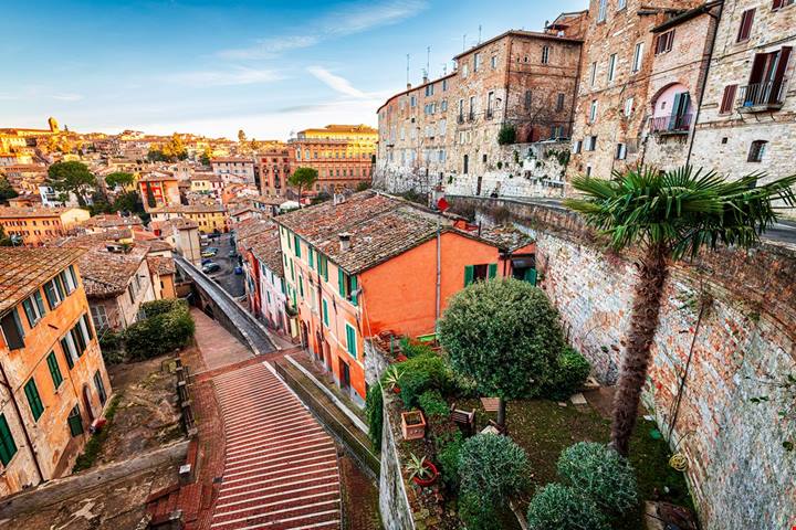 Perugia sotto terra e sopra i tetti: la città umbra da vedere tra Rocca Paolina e vicoli medievali