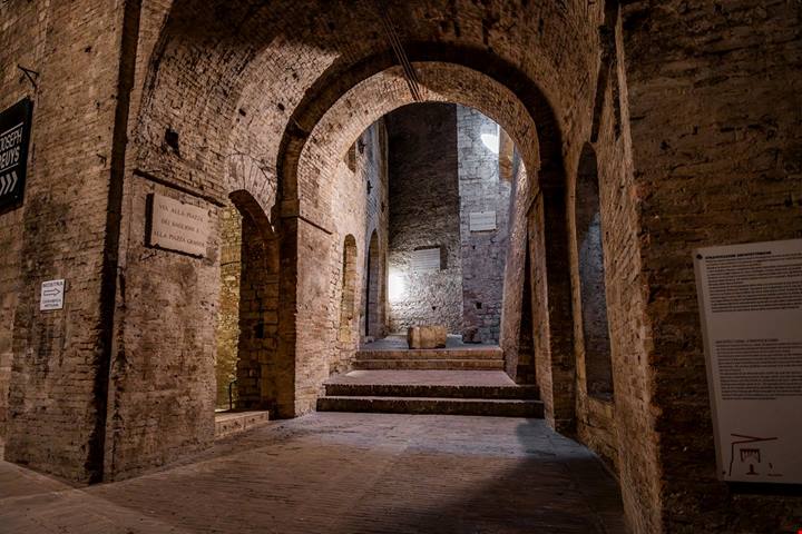 Perugia sotto terra e sopra i tetti: la città umbra da vedere tra Rocca Paolina e vicoli medievali