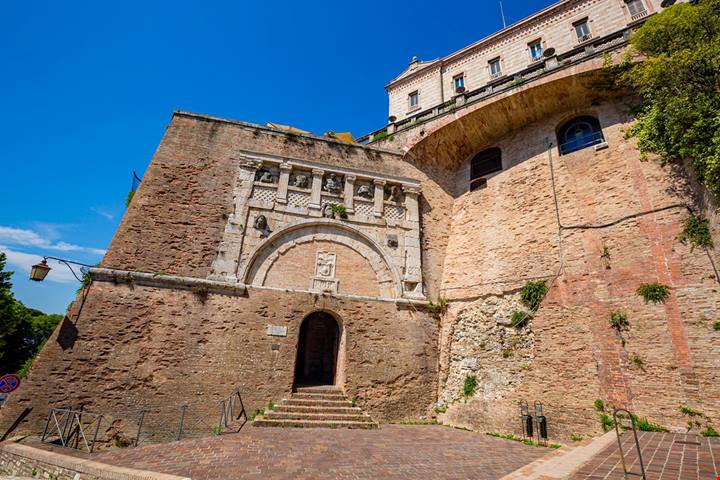 Perugia sotto terra e sopra i tetti: la città umbra da vedere tra Rocca Paolina e vicoli medievali