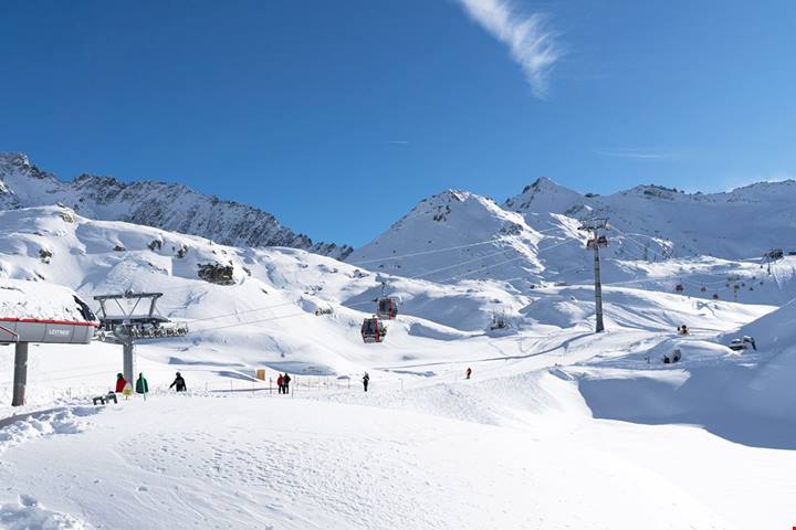 Dal 1912 è la prima stazione italiana di turismo e sport invernali: qui la Lombardia è un sogno di montagna