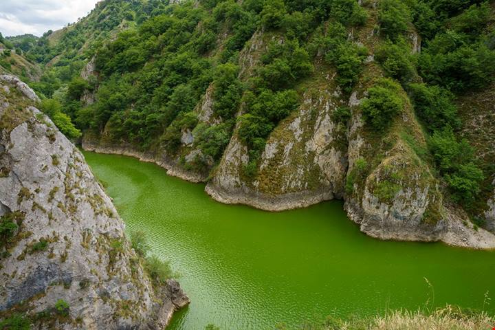 Il lago a forma di cuore esiste davvero: in Abruzzo si nasconde tra borghi, boschi e curve panoramiche