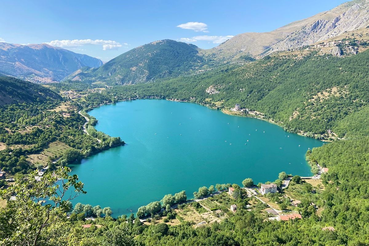 Il lago a forma di cuore esiste davvero: in Abruzzo si nasconde tra borghi, boschi e curve panoramiche