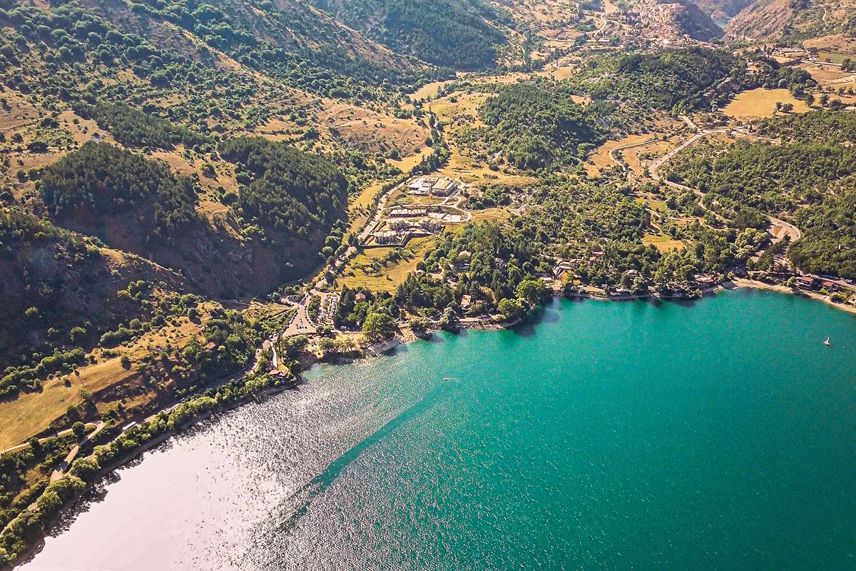 Il lago a forma di cuore esiste davvero: in Abruzzo si nasconde tra borghi, boschi e curve panoramiche