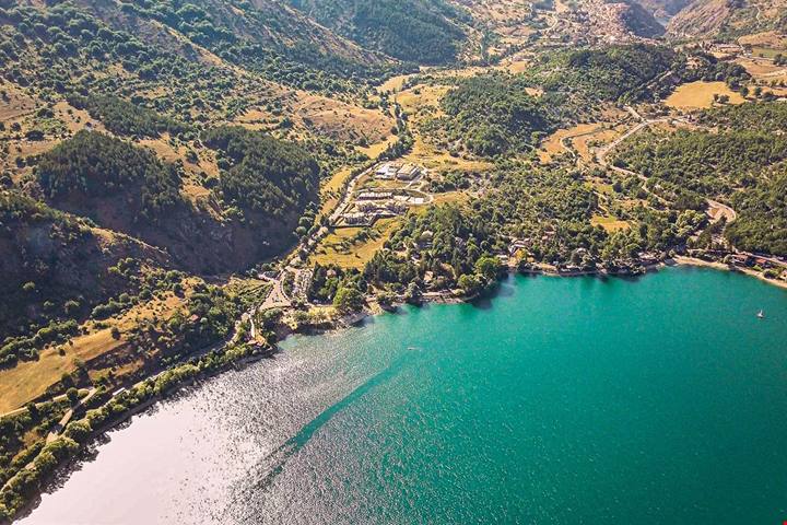 Il lago a forma di cuore esiste davvero: in Abruzzo si nasconde tra borghi, boschi e curve panoramiche