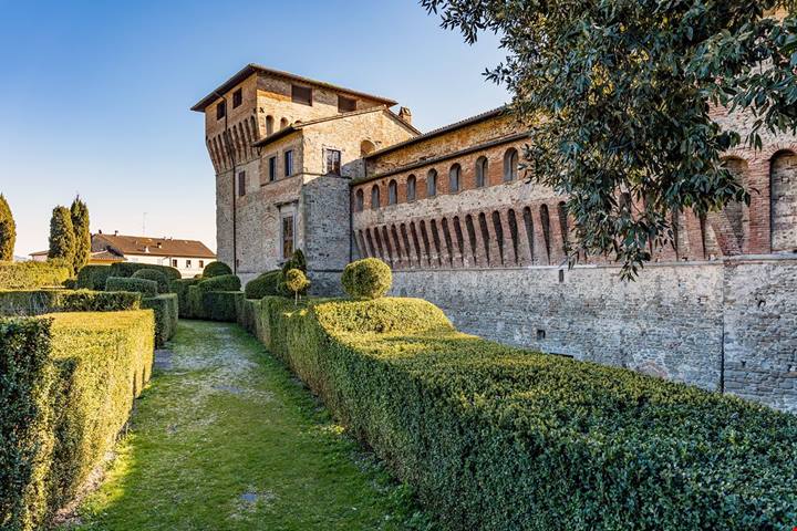 Il castello da fiaba nascosto tra le colline dell'Umbria: alla scoperta di un vero gioiello nascosto del Rinascimento